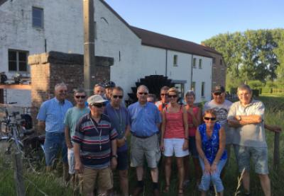 Groepsfoto fietstocht  aan de Gerestaureerde Celismolen langs de Grote Gete in Klein Overlaar Hoegaarden